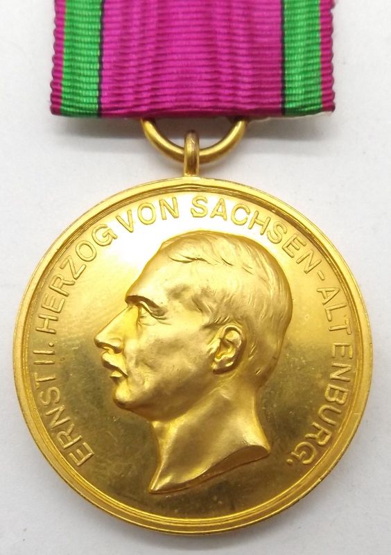 Sachsen-Altenburg: Goldene Verdienstmedaille des Ernestinischen Hausordens (Ernst II.), Silber vergoldet, am Bande mit rückseitigem alten Sammlungsetikett. Sachsen-Altenburg: Goldene Verdienstmedaille des Ernestinischen Hausordens (Ernst II.), Silber vergoldet, am Bande mit rückseitigem alten Sammlungsetikett.