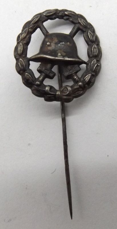 Verwundetenabzeichen in Schwarz 1914, Miniatur, an Nadel, durchbrochene Ausführung, Maße ca. 21 x 18 mm. Verwundetenabzeichen in Schwarz 1914, Miniatur, an Nadel, durchbrochene Ausführung, Maße ca. 21 x 18 mm.