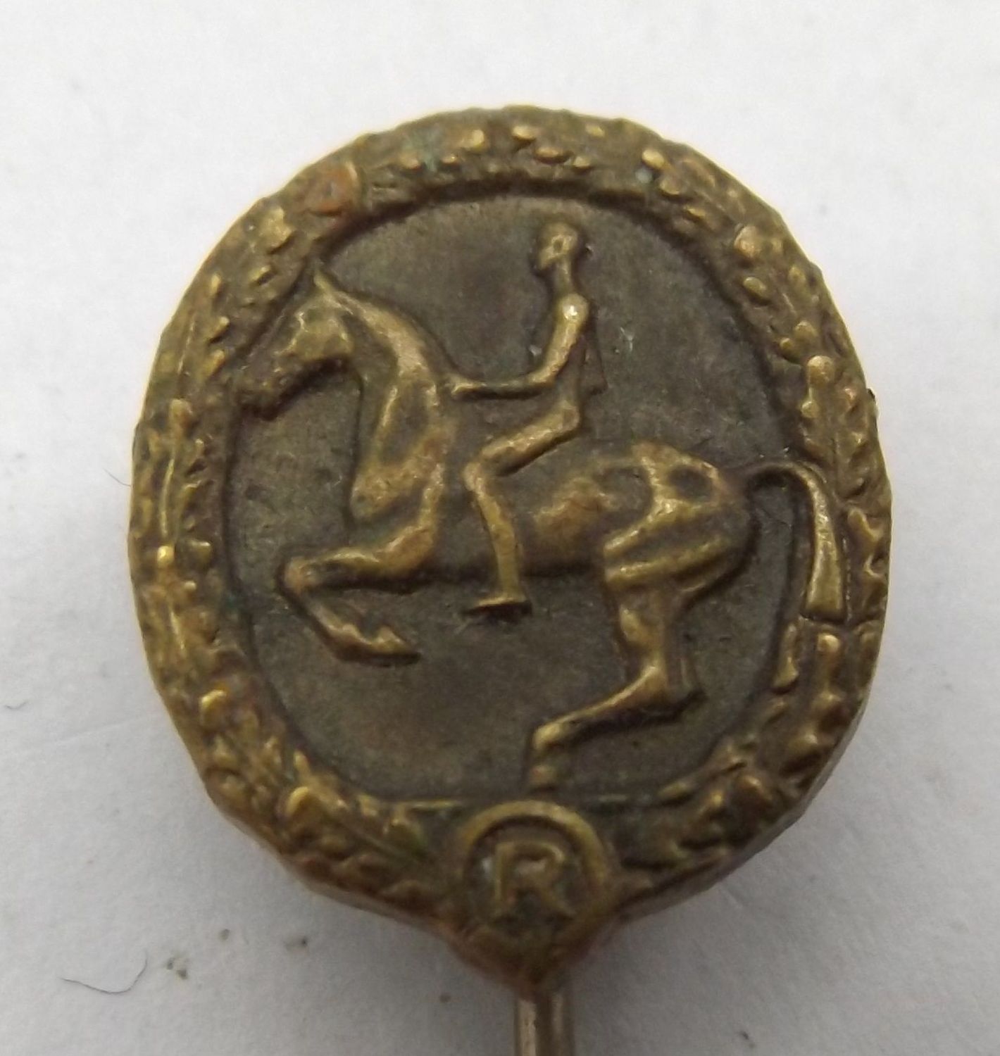 3. Reich: Deutsches Reiterabzeichen in Bronze, 3.Klasse, Hersteller GES.GESCH. L.Chr.Lauer Nürnberg Berlin, an Nadel, Miniatur, Maße ca. 18 x 14,5 mm. 3. Reich: Deutsches Reiterabzeichen in Bronze, 3.Klasse, Hersteller GES.GESCH. L.Chr.Lauer Nürnberg Berlin, an Nadel, Miniatur, Maße ca. 18 x 14,5 mm.