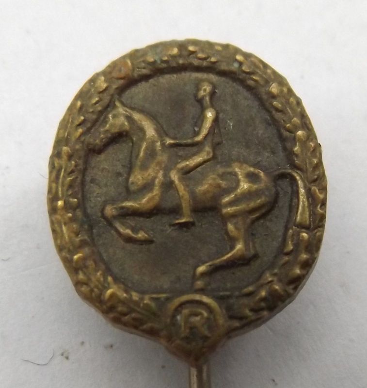 3. Reich: Deutsches Reiterabzeichen in Bronze, 3.Klasse, Hersteller GES.GESCH. L.Chr.Lauer Nürnberg Berlin, an Nadel, Miniatur, Maße ca. 18 x 14,5 mm. 3. Reich: Deutsches Reiterabzeichen in Bronze, 3.Klasse, Hersteller GES.GESCH. L.Chr.Lauer Nürnberg Berlin, an Nadel, Miniatur, Maße ca. 18 x 14,5 mm.