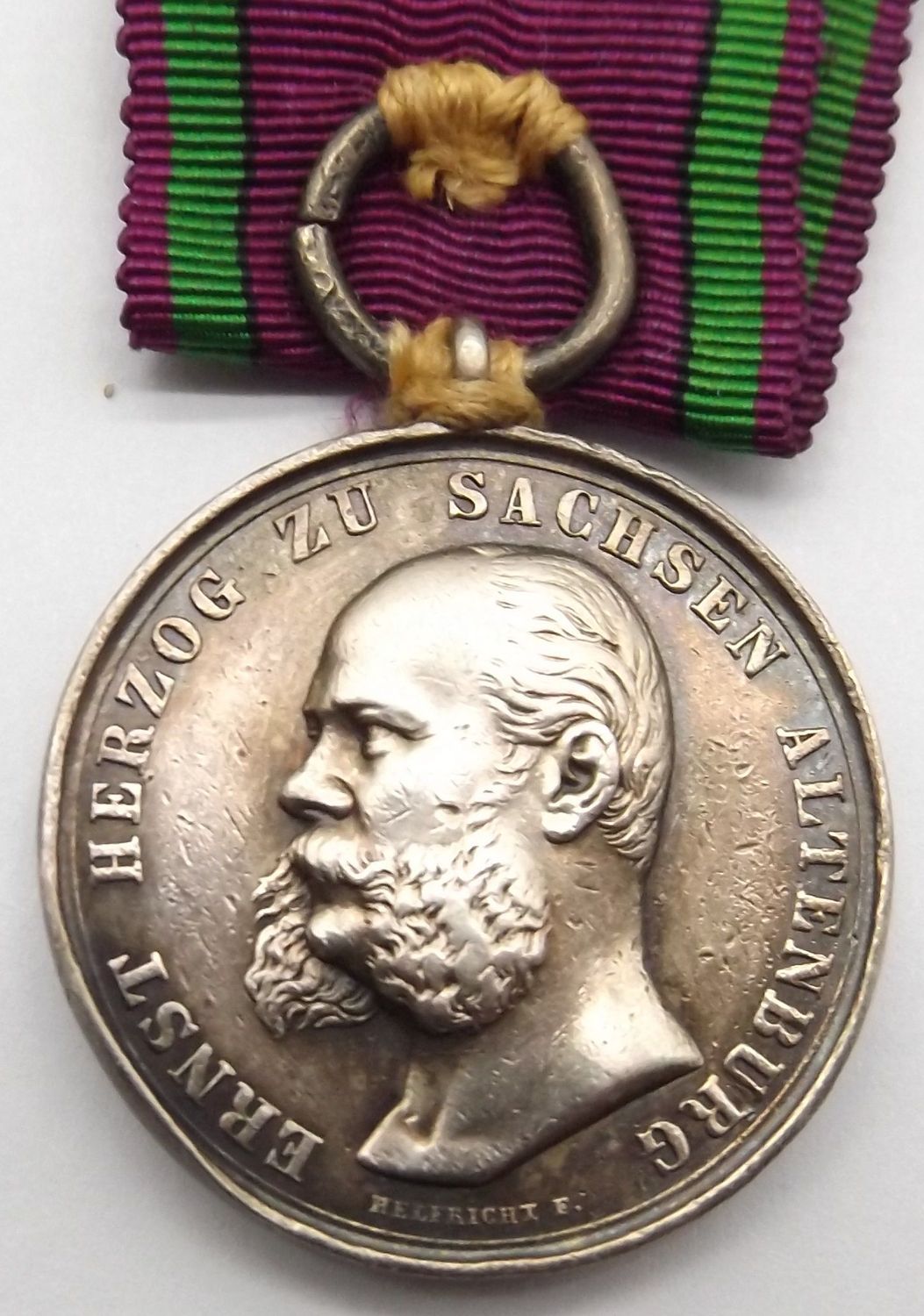 Sachsen Altenburg: Sachsen Ernestinischer Hausorden, Ernst, 1. Typ (1871-1891), Silberne Verdienstmedaille, Silber, mit Stempelschneider – HELFRICHT F., am Band. Sachsen Altenburg: Sachsen Ernestinischer Hausorden, Ernst, 1. Typ (1871-1891), Silberne Verdienstmedaille, Silber, mit Stempelschneider – HELFRICHT F., am Band.