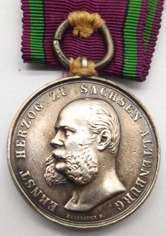 Sachsen Altenburg: Sachsen Ernestinischer Hausorden, Ernst, 1. Typ (1871-1891), Silberne Verdienstmedaille, Silber, mit Stempelschneider – HELFRICHT F., am Band. Sachsen Altenburg: Sachsen Ernestinischer Hausorden, Ernst, 1. Typ (1871-1891), Silberne Verdienstmedaille, Silber, mit Stempelschneider – HELFRICHT F., am Band.