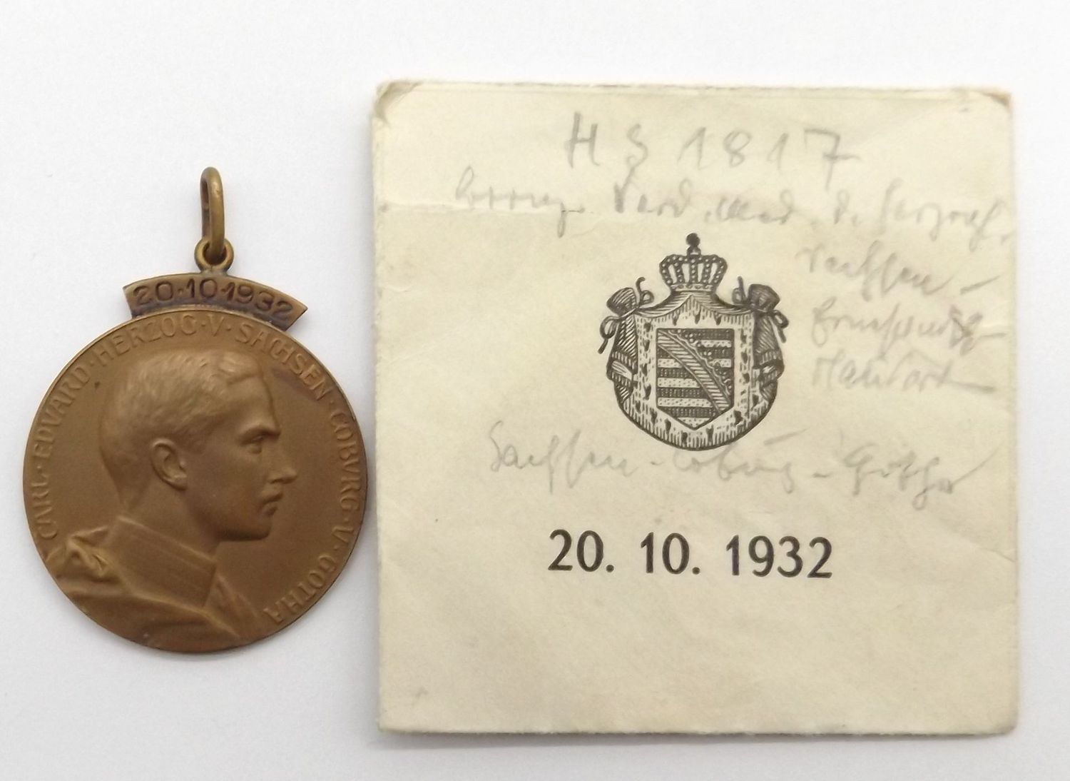 Sachsen Coburg Gotha: Erinnerungsmedaille an die Hochzeit der Prinzessin Sybilla mit Prinz Gustav Adolf von Schweden (1932), in Verleihungstüte, Hersteller Willy Ganssen, Coburg, seltenes Ensemble! Sachsen Coburg Gotha: Erinnerungsmedaille an die Hochzeit der Prinzessin Sybilla mit Prinz Gustav Adolf von Schweden (1932), in Verleihungstüte, Hersteller Willy Ganssen, Coburg, seltenes Ensemble!