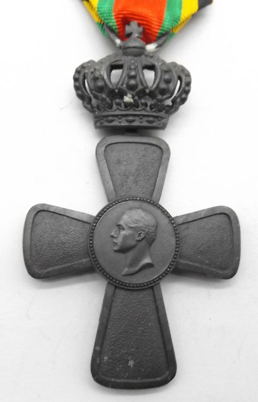 Sachsen-Weimar-Eisenach: Verdienstkreuz für Heimatverdienste. Zinklegierung, die offene und durchbrochene Krone beweglich aufgehängt, am Band. Sachsen-Weimar-Eisenach: Verdienstkreuz für Heimatverdienste. Zinklegierung, die offene und durchbrochene Krone beweglich aufgehängt, am Band.