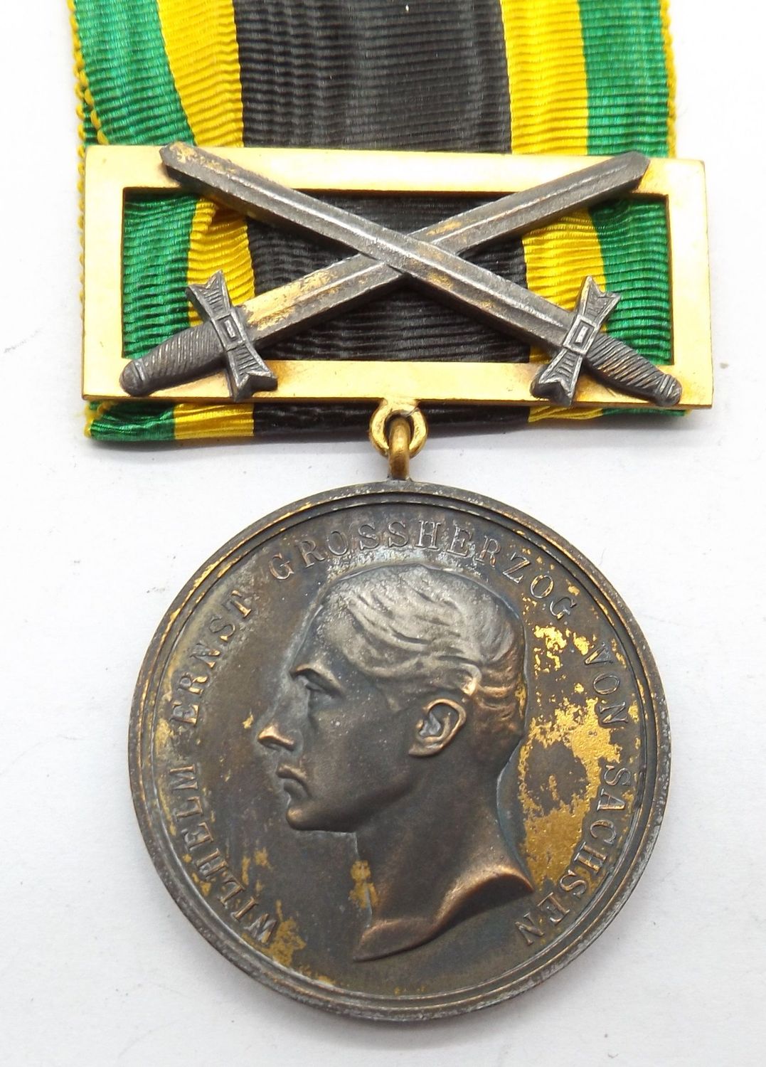 Sachsen-Weimar-Eisenach: Allgemeines Ehrenzeichen in Gold Dem Verdienste 1914 mit Schwerterspange, Zink, am Band. Sachsen-Weimar-Eisenach: Allgemeines Ehrenzeichen in Gold Dem Verdienste 1914 mit Schwerterspange, Zink, am Band.