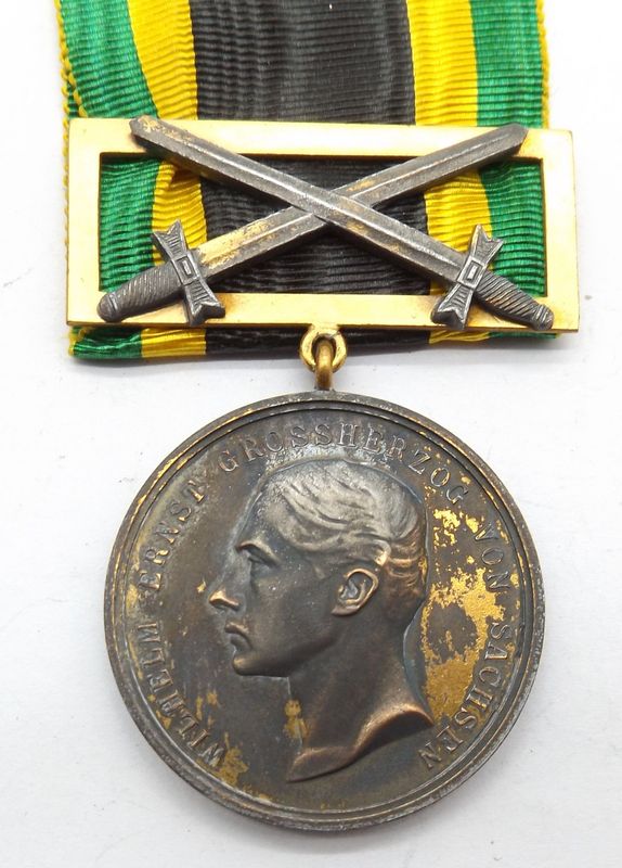 Sachsen-Weimar-Eisenach: Allgemeines Ehrenzeichen in Gold Dem Verdienste 1914 mit Schwerterspange, Zink, am Band. Sachsen-Weimar-Eisenach: Allgemeines Ehrenzeichen in Gold Dem Verdienste 1914 mit Schwerterspange, Zink, am Band.
