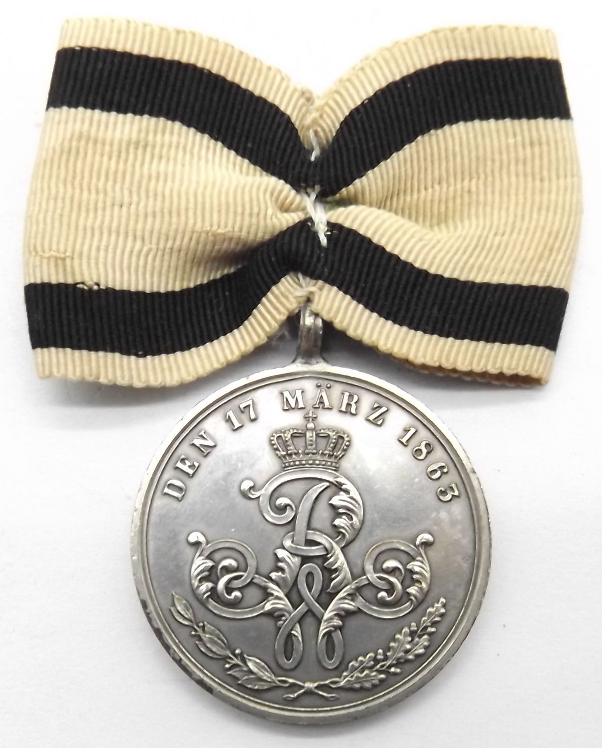 Preussen: Erinnerungs-Kriegsdenkmünze für 1813-1815, für Nichtkämpfer, am Bande des Luisen-Ordens, an konfektioniertem Band mit Tragespange.