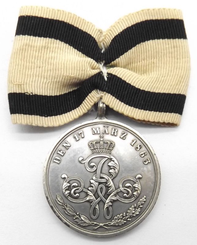 Preussen: Erinnerungs-Kriegsdenkmünze für 1813-1815, für Nichtkämpfer, am Bande des Luisen-Ordens, an konfektioniertem Band mit Tragespange. Preussen: Erinnerungs-Kriegsdenkmünze für 1813-1815, für Nichtkämpfer, am Bande des Luisen-Ordens, an konfektioniertem Band mit Tragespange.