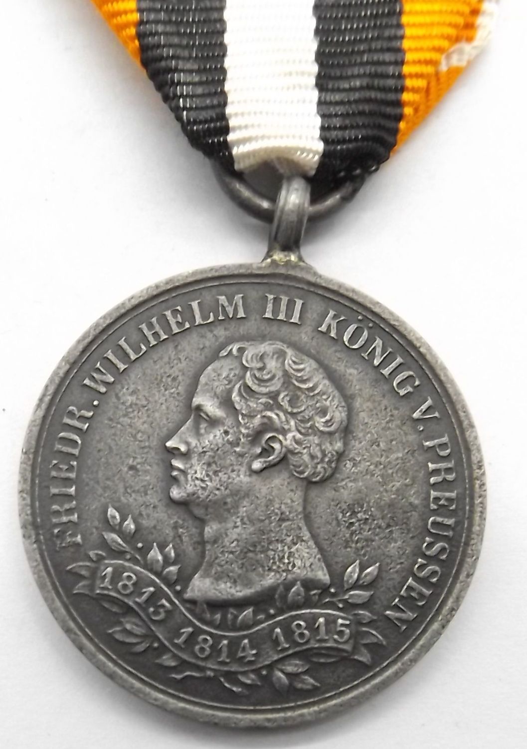 Preussen: Erinnerungs-Kriegsdenkmünze für 1813-1815, für Nichtkämpfer, am Bande des Luisen-Ordens, Verleihungsstück, Eisen geschwärzt, an konfektioniertem Band mit Tragespange. Preussen: Erinnerungs-Kriegsdenkmünze für 1813-1815, für Nichtkämpfer, am Bande des Luisen-Ordens, Verleihungsstück, Eisen geschwärzt, an konfektioniertem Band mit Tragespange.
