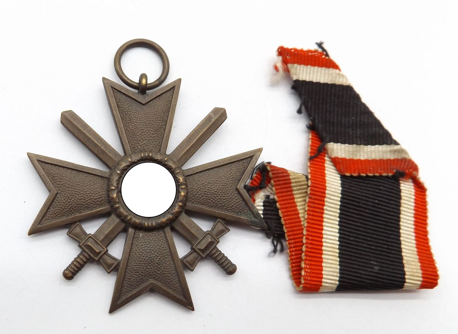 Kriegsverdienstkreuz KVK 2. Klasse mit Schwertern, Hersteller 7 für die Firma Paul Meybauer, Berlin, mit Band.
