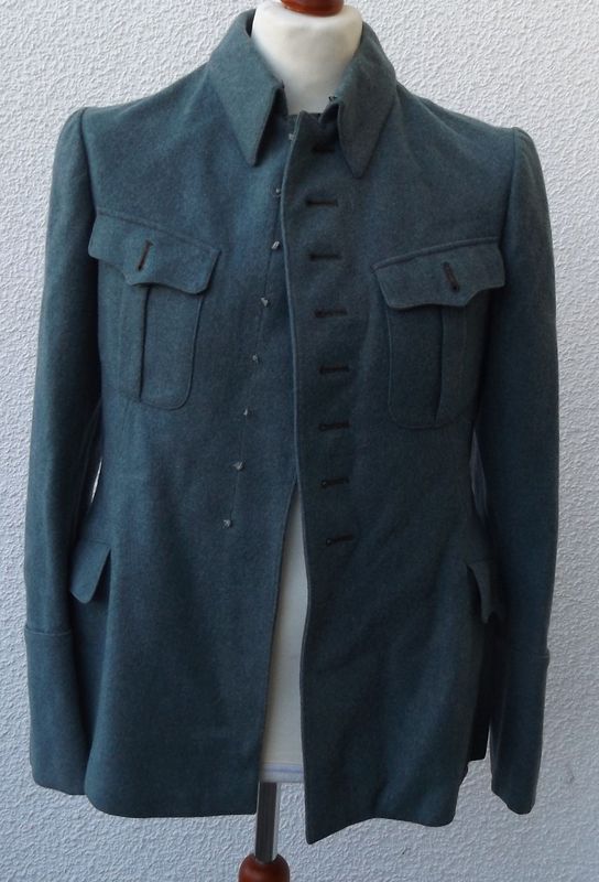 3. Reich: Feldbluse für Mannschaften der Polizei, Kammerstück mit Kammerstempel, Effekten und Knöpfe entfernt, schönes Stück zum neu aufbauen.