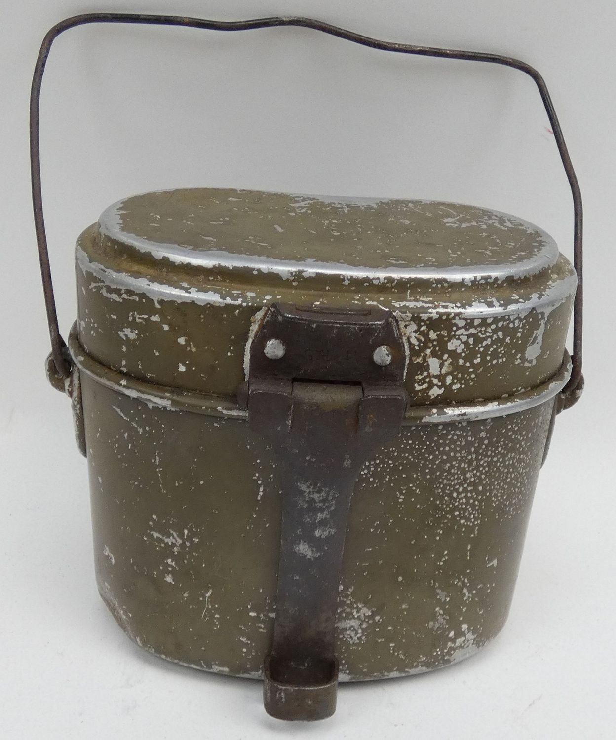 Wehrmacht: Kochgeschirr eines Unteroffiziers, 2x herstellergleich G.N.L. 41 gepunzt, Originallack.