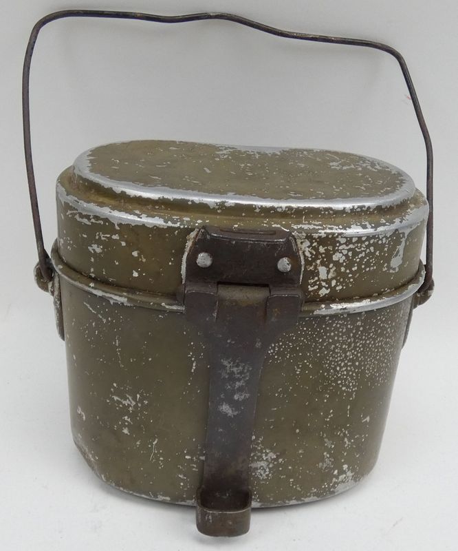Wehrmacht: Kochgeschirr eines Unteroffiziers, 2x herstellergleich G.N.L. 41 gepunzt, Originallack.