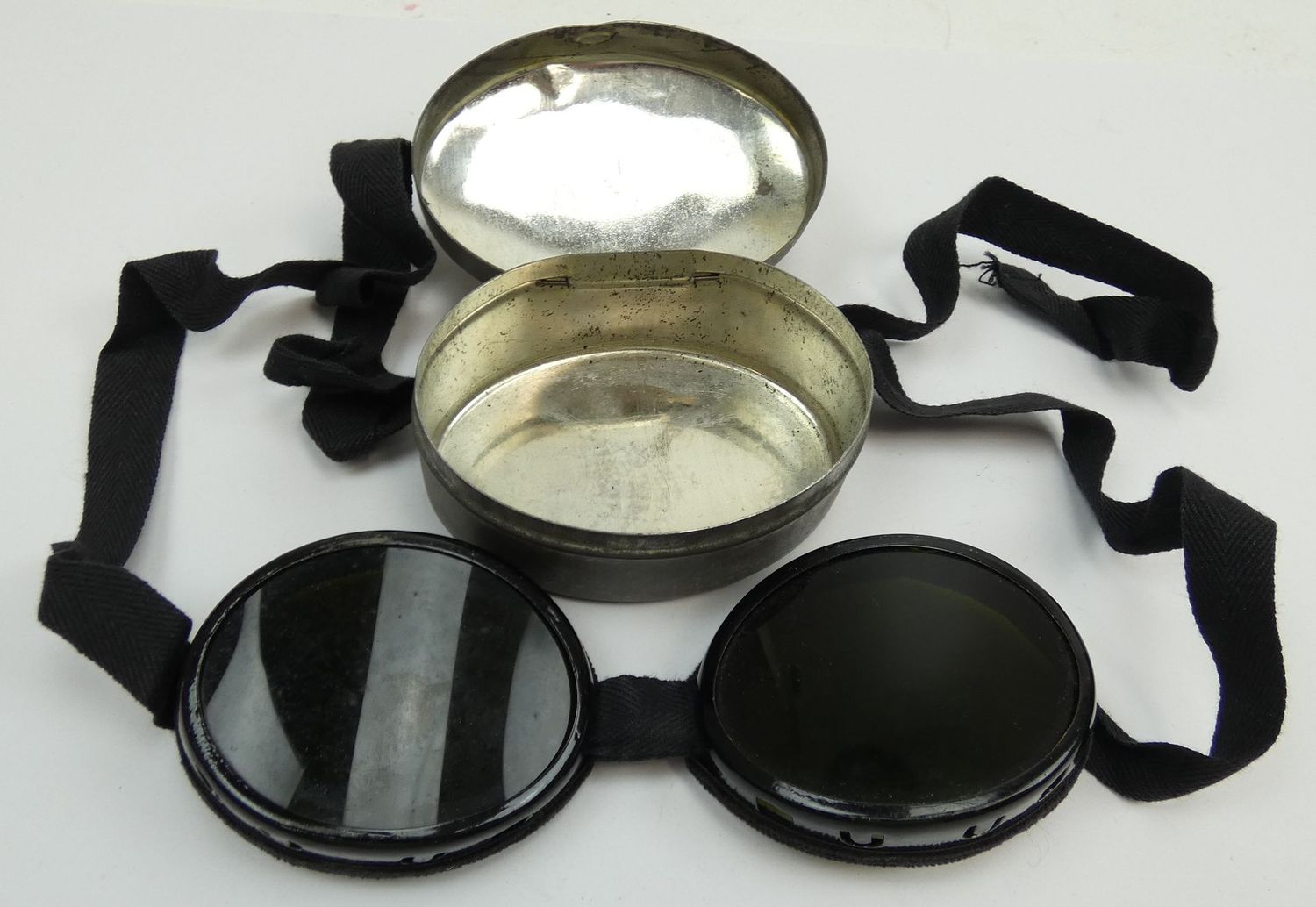 Wehrmacht: Schneebrille für Gebirgsjäger, in original  Metalldose, ungetragen.