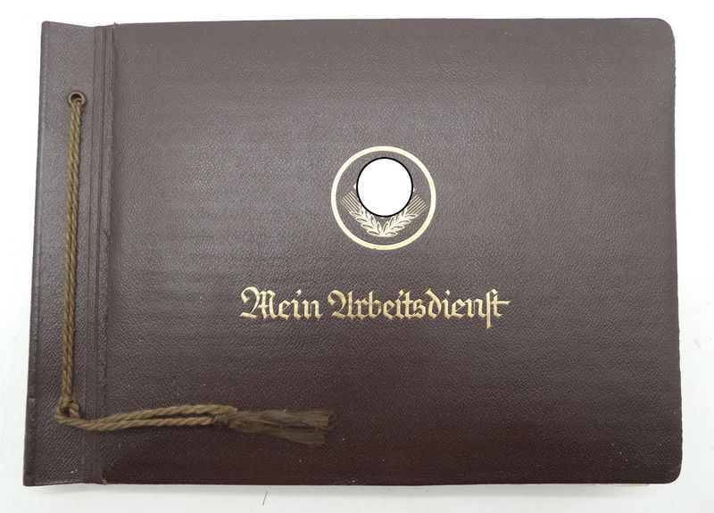 Weiblicher RAD: Fotoalbum Lager 13/131 Mindelheim, Schmuckalbum mit ca. 86 Fotos, diverse Formate, ausführlich beschriftet, Motive: Lageralltag, Ausflüge, Kameradinnen etc.