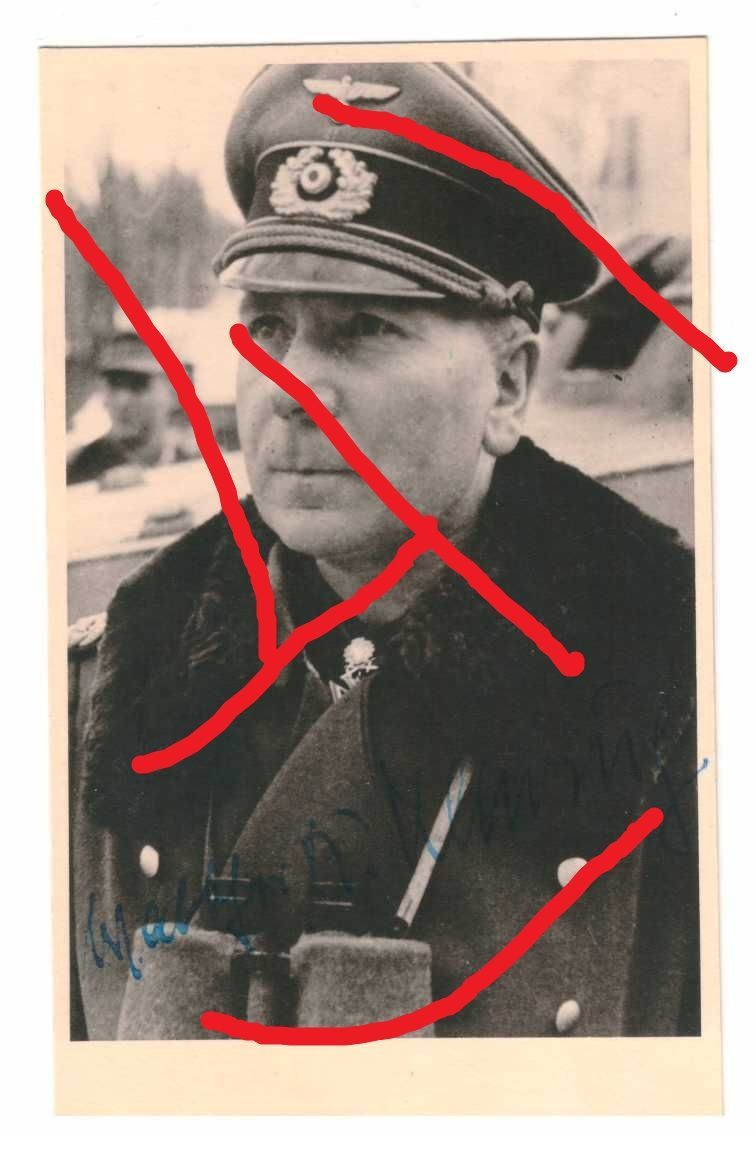 Wehrmacht: Portraitfoto General der Panzertruppe Walther Nehring (Ritterkreuz mit Eichenlaub und Schwertern), Größe ca. 13,8 x 8,5 cm, mit originaler Signatur, Nachkriegsabzug, C112. Wehrmacht: Portraitfoto General der Panzertruppe Walther Nehring (Ritterkreuz mit Eichenlaub und Schwertern), Größe ca. 13,8 x 8,5 cm, mit originaler Signatur, Nachkriegsabzug, C112.