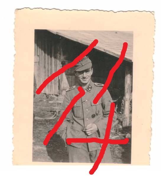 Waffen-SS: Foto eines SS-Oberscharführers mit Panzerkampfabzeichen, Größe ca. 7,5 x 6 cm, rückseitig beschriftet 1944, C113.