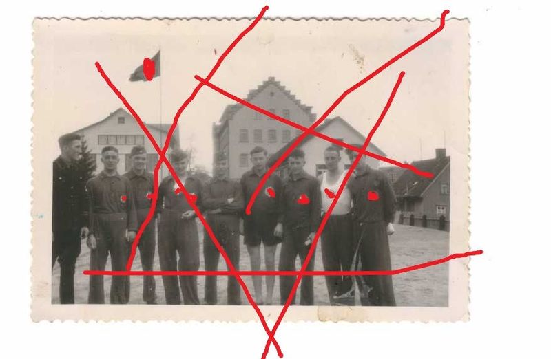 Allgemeine SS: Foto in schwarzer Uniform und Sportanzug, Größe ca. 8,9 x 6,2 cm, rückseitig beschriftet SS Hilfswerklager St. Gallen 1936, C114.
