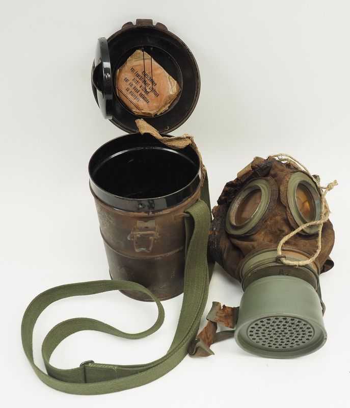 Deutsches Reich: 1.Weltkrieg, Gasmaske in Bereitschaftsbüchse, Leder der Maske weich, mit Beriemung, der Filter datiert 1917, die Dose original lackiert, mit Ersatzgäser, der Trageriemen alt ergänzt.
