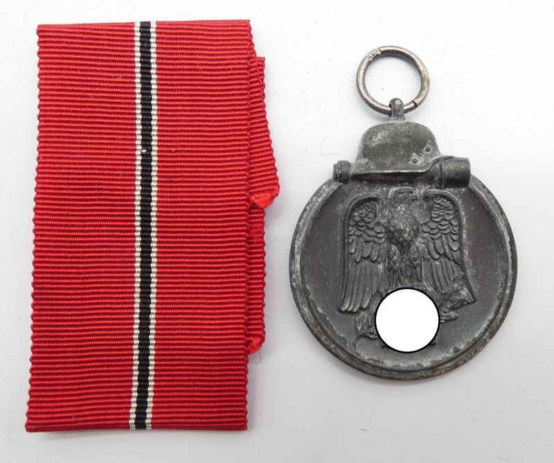 Wehrmacht: Medaille Winterschlacht im Osten, Ostmedaille, mit Hersteller 19 für die Firma E. Ferdinand Wiedmann, Frankfurt/Main.