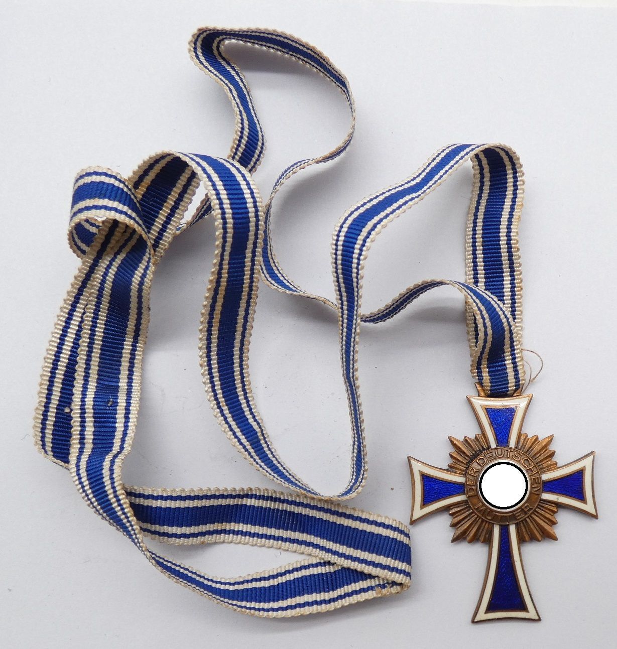 Mutterkreuz in Bronze, 3. Stufe, am konfektionierten langen Band, Emaille vollständig erhalten.