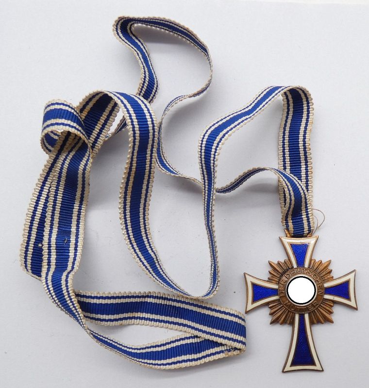 Mutterkreuz in Bronze, 3. Stufe, am konfektionierten langen Band, Emaille vollständig erhalten.