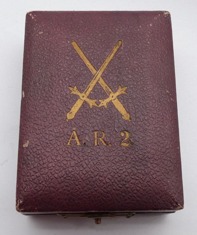 Sachsen: Etui für Albrechtsorden, Ritterkreuz 2. Klasse mit Schwertern, der Boden mit zwei Etiketten von Scharffenberg und Kunath.
