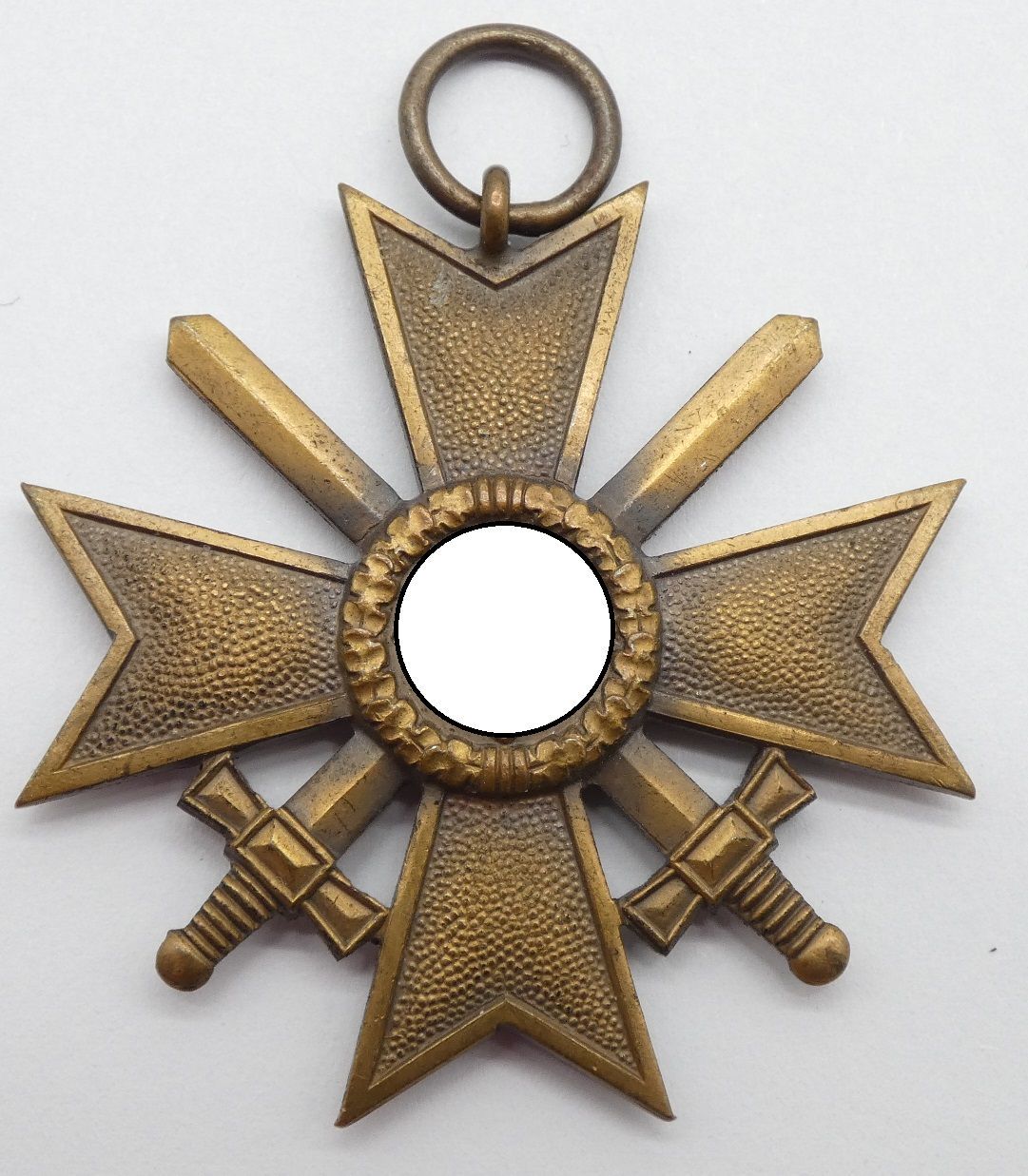 Kriegsverdienstkreuz KVK 2. Klasse mit Schwertern, Buntmetall, mit Hersteller 73 für die Firma Franz Manert, Gablonz. Kriegsverdienstkreuz KVK 2. Klasse mit Schwertern, Buntmetall, mit Hersteller 73 für die Firma Franz Manert, Gablonz.