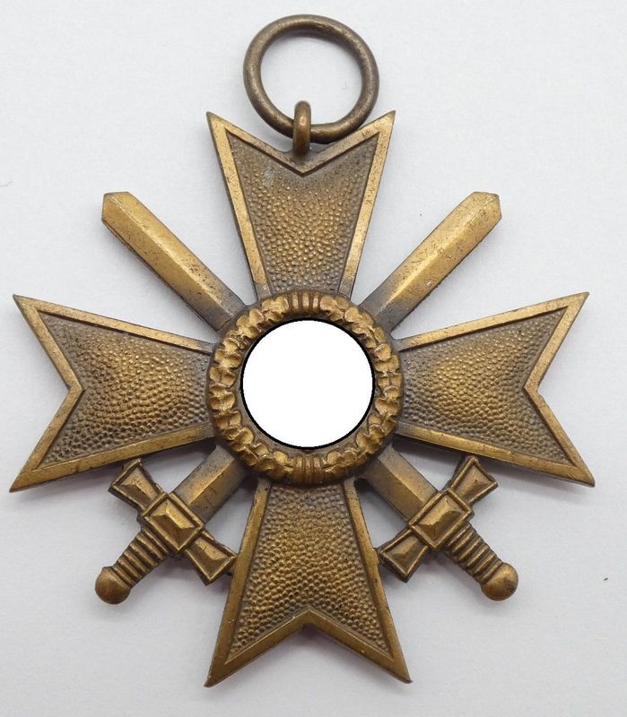 Kriegsverdienstkreuz KVK 2. Klasse mit Schwertern, Buntmetall, mit Hersteller 73 für die Firma Franz Manert, Gablonz.