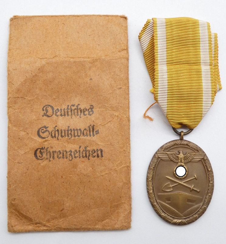 Deutsches Schutzwall Ehrenzeichen, Für Arbeit zum Schutze Deutschlands, am Band, in Verleihungstüte,  Hersteller Deschler & Sohn München.