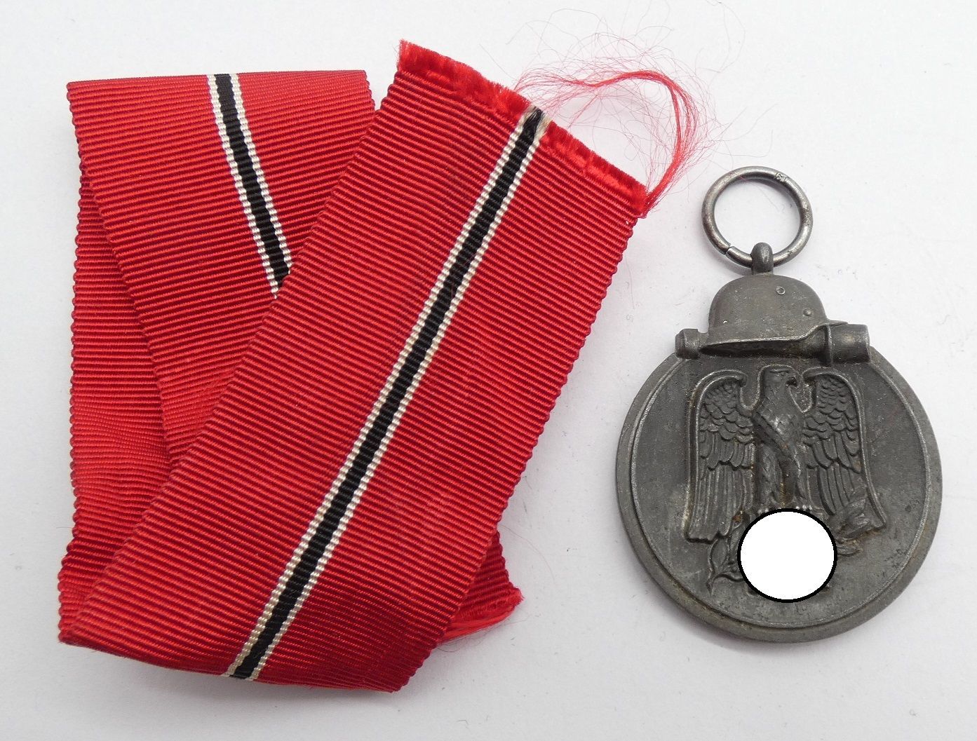 Wehrmacht: Medaille Winterschlacht im Osten, Ostmedaille, mit Hersteller 6 für die Firma Fritz Zimmermann, Stuttgart. Wehrmacht: Medaille Winterschlacht im Osten, Ostmedaille, mit Hersteller 6 für die Firma Fritz Zimmermann, Stuttgart.