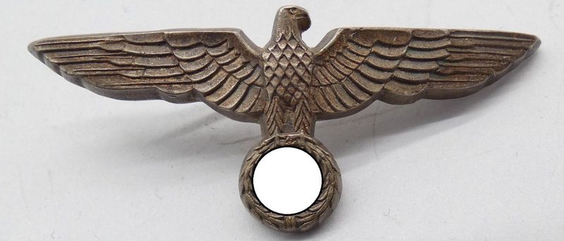 Wehrmacht: Adler für die Schirmmütze, Hersteller FLL 38, 2 Splinte vorhanden.