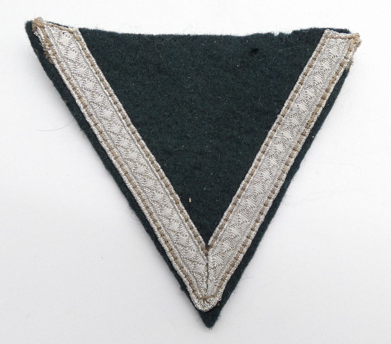 Wehrmacht: Gefreitenwinkel Heer, auf dunkelgrünem Tuch.