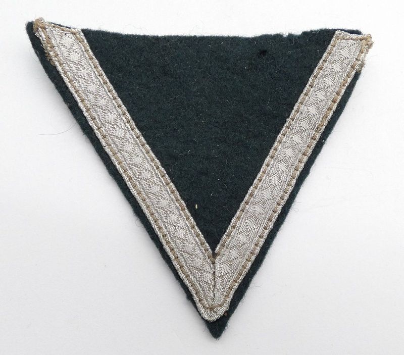 Wehrmacht: Gefreitenwinkel Heer, auf dunkelgrünem Tuch.