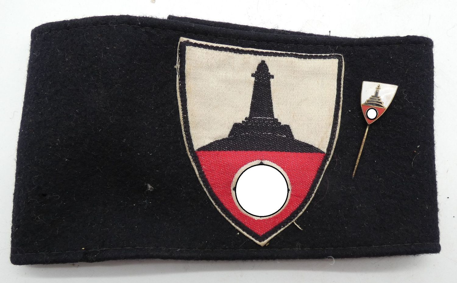 3. Reich: Armbinde Kyffhäuserbund / NS Deutscher Soldatenbund, dazu Mitgliedsabzeichen an Nadel.