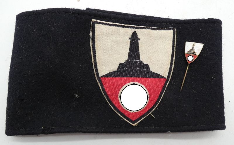 3. Reich: Armbinde Kyffhäuserbund / NS Deutscher Soldatenbund, dazu Mitgliedsabzeichen an Nadel.