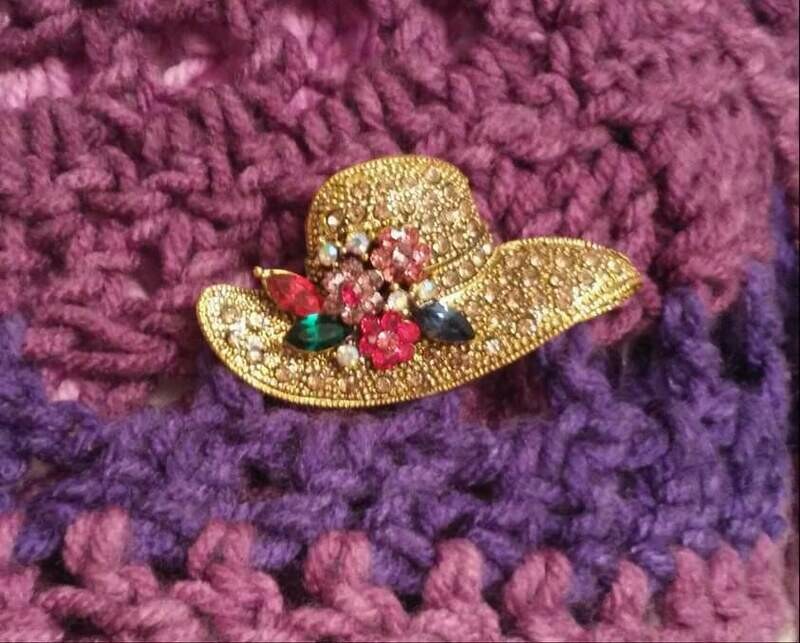 Jolie broche &quot;Chapeau et Fleurs&quot;