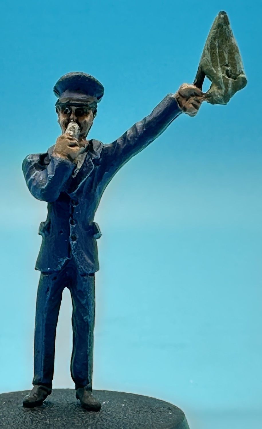 MTMO02 - O Gauge Figure, Guard Waving Flag - Casting by MT Miniatures
