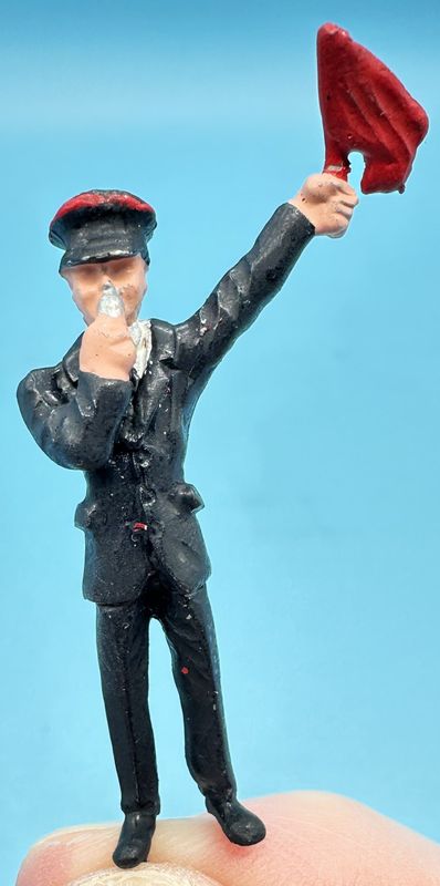 MTMO02P - O Gauge Figure, Guard Waving Flag - by MT Miniatures