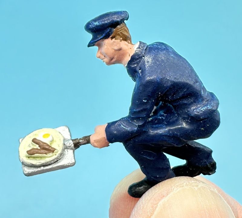 MTMO04P - O Gauge Figure, Fireman Making Breakfast - by MT Miniatures