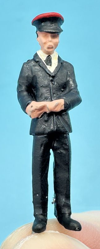 MTMO06P - O Gauge Figure, Ticket Collector - by MT Miniatures