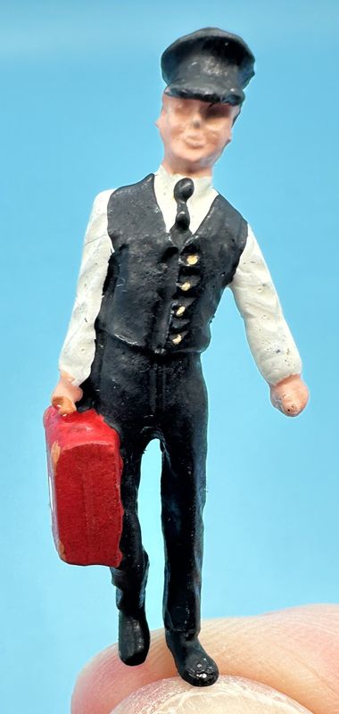 MTMO07P - O Gauge Figure, Porter Carrying Suitcase - by MT Miniatures