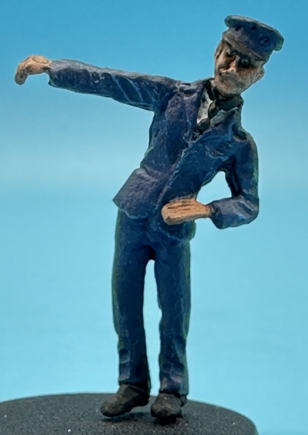 MTMO01 - O Gauge Figure, Driver Checking the Track Ahead - Casting by MT Miniatures MTMO01 - O Gauge Figure, Driver Checking the Track Ahead - Casting by MT Miniatures
