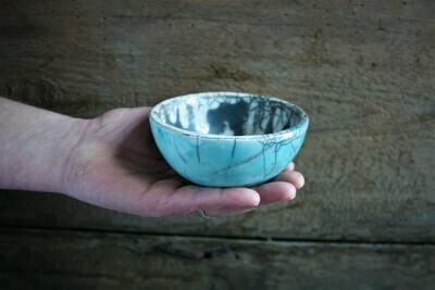 Ciotola raku bianca, azzurra e nera in ceramica raku - raku pottery Ciotola raku bianca, azzurra e nera in ceramica raku - raku pottery