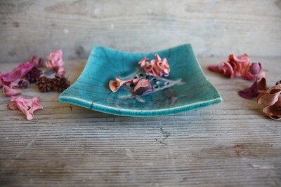 Piatto in ceramica raku quadrato vede e nero craquelé fatto a mano porta sapone, porta gioielli per la casa, cucina, bagno Piatto in ceramica raku quadrato vede e nero craquelé fatto a mano porta sapone, porta gioielli per la casa, cucina, bagno