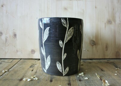 Vaso in ceramica bianco e grigio con disegni a graffito in ceramica smaltata senza foro di drenaggio - incisioni - cache-pot Vaso in ceramica bianco e grigio con disegni a graffito in ceramica smaltata senza foro di drenaggio - incisioni - cache-pot
