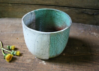 Vaso in ceramica raku bianco, azzurro e rame craquelé fatto a mano per composizioni floreali senza foro di drenaggio Vaso in ceramica raku bianco, azzurro e rame craquelé fatto a mano per composizioni floreali senza foro di drenaggio