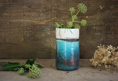 Vaso, portamatite, portaspazzolini in ceramica raku bianco, blu e rame craquelé fatto a mano per composizioni floreali senza foro di drenaggio Vaso, portamatite, portaspazzolini in ceramica raku bianco, blu e rame craquelé fatto a mano per composizioni floreali senza foro di drenaggio