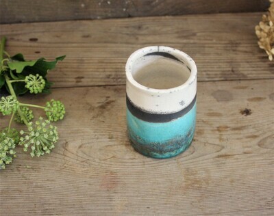 Vaso, portamatite, portaspazzolini in ceramica raku bianco, azzurro e rame craquelé fatto a mano per composizioni floreali senza foro di drenaggio Vaso, portamatite, portaspazzolini in ceramica raku bianco, azzurro e rame craquelé fatto a mano per composizioni floreali senza foro di drenaggio