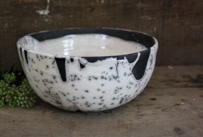 Ciotola tonda bianca e nera in ceramica raku - raku pottery - centrotavola Ciotola tonda bianca e nera in ceramica raku - raku pottery - centrotavola